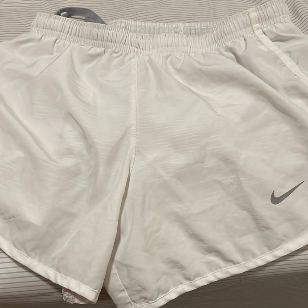 XSMALL WHITE NIKE WOMENS RUNNING SHORTS